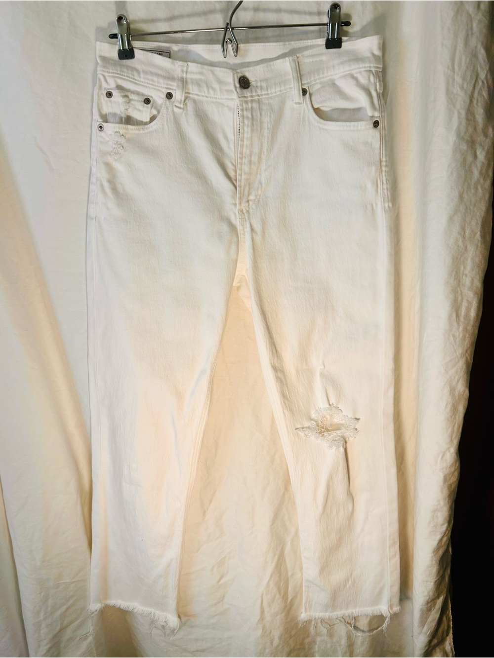 Woman’s White Distressed straight cut frayed Jeans - Classic Fit 10/30